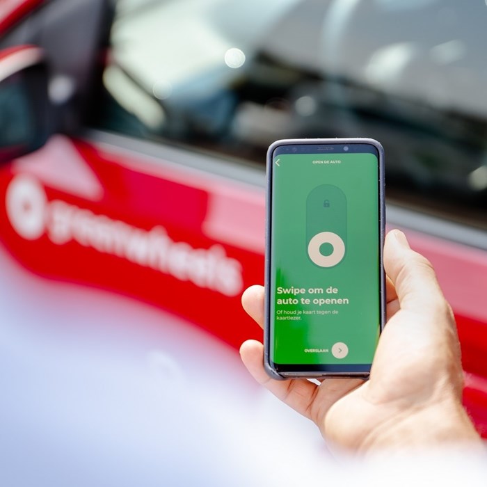 Man opent Greenwheels auto met app