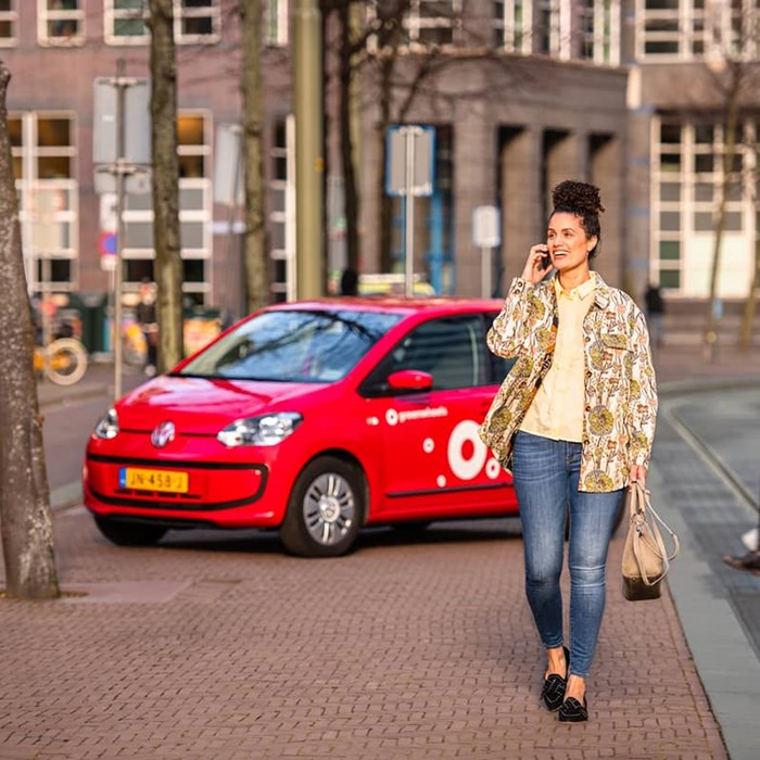 Greenwheels auto straatbeeld dame bellen mobiel jonge vrouw zakelijk mobiliteit