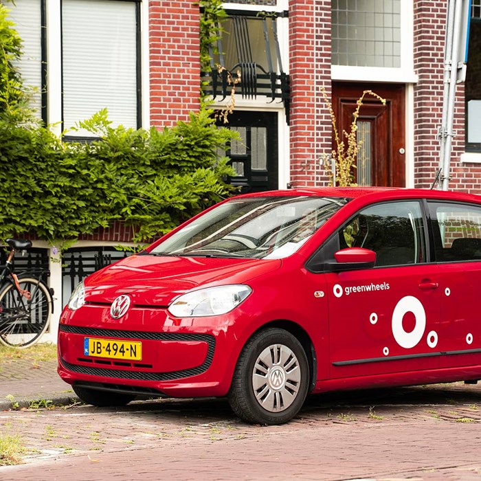 Greenwheels deelauto geparkeerd auto huren in de stad