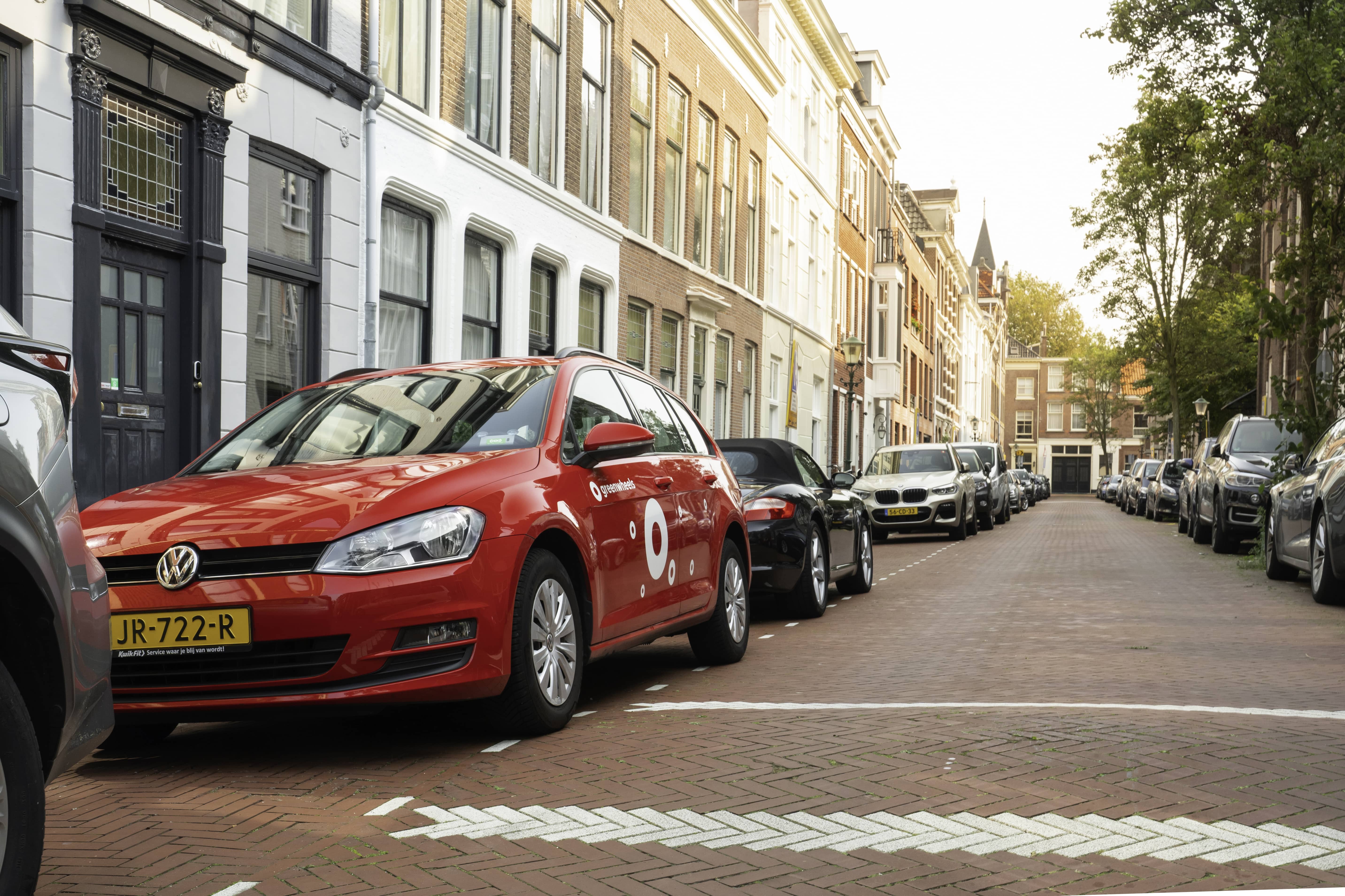 Greenwheels stationwagen op straat in de stad geparkeerd centrum