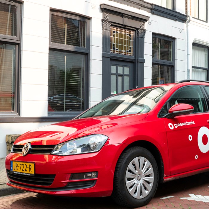 Greenwheels stationwagen op straat in de stad geparkeerd