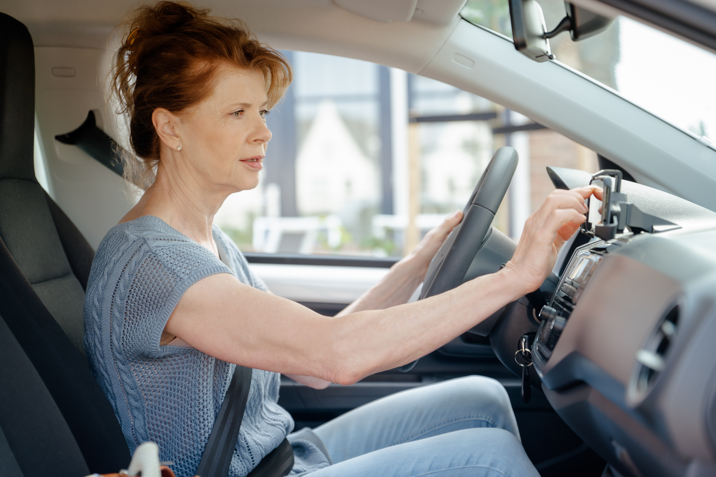 Vrouw in elektrische Greenwheels deelauto